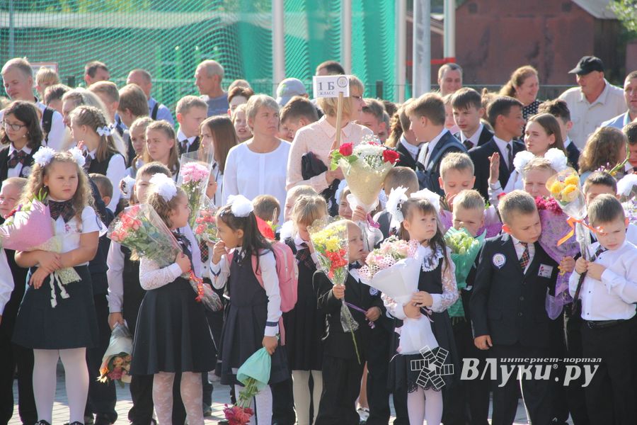 В Великих Луках торжественно встретили День знаний (ФОТО)