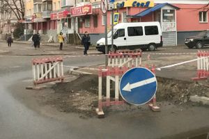 Возле Смоленского рынка меняют канализационную трубу (ФОТО)