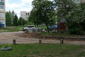 На улице Щорса благоустраивают двор (ФОТО)