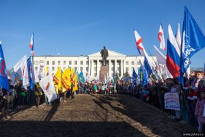 Пять тысяч жителей Пскова приняли участие в митинге по случаю воссоединения России и Крыма (фото)