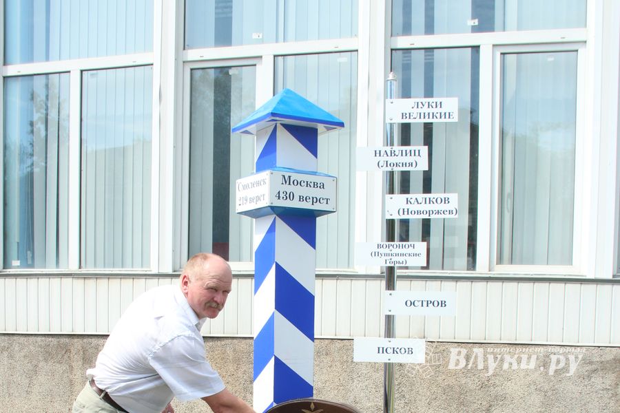 «Верстовой столб»  установлен у здания Главпочтамта на улице Зверева