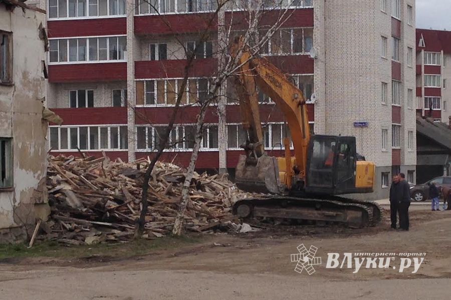 Фотофакт: в Великих Лук сносят дом 