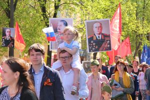По центральному проспекту Великих Лук прошёл  «Бессмертный полк» (0+) (ФОТО)