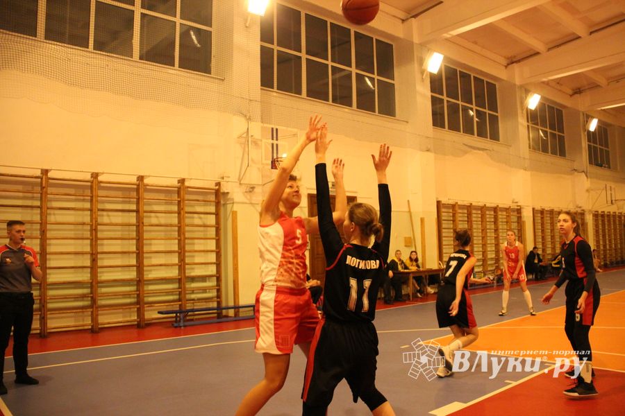Великолукские баскетболистки борются за Кубок города (ФОТО)
