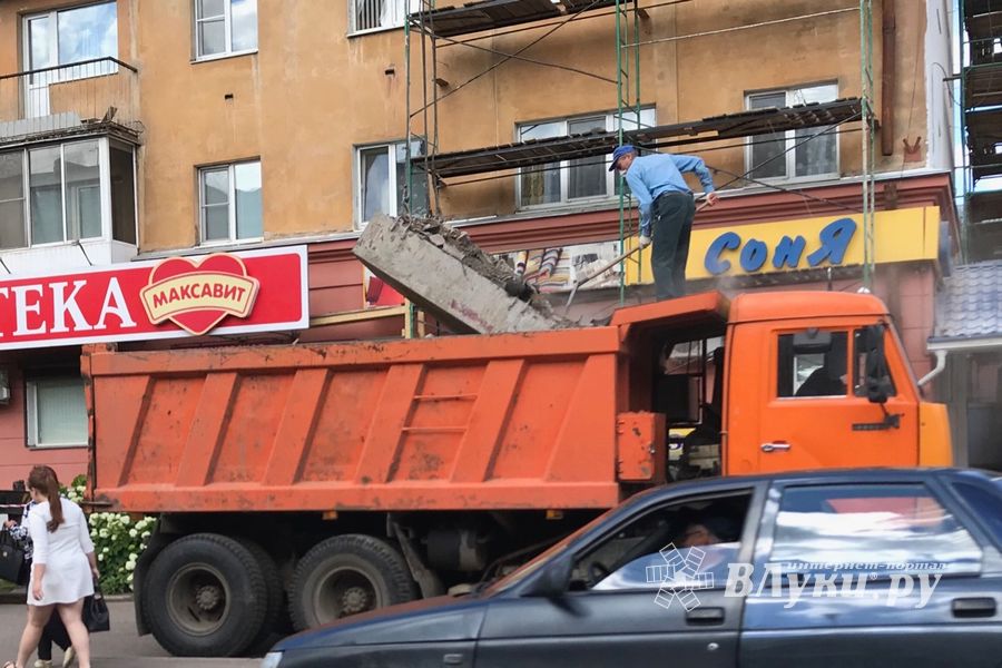 На Октябрьском проспекте в Великих Луках ведутся ремонтные работы (ФОТО)