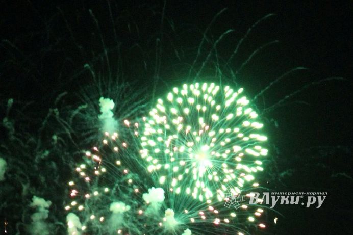 ​Праздничным концертом и салютом завершились празднования Дня Победы в Великих Луках (фото)