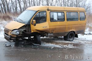 ​В Великих Луках столкнулись маршрутка и «Жигули» (фото)