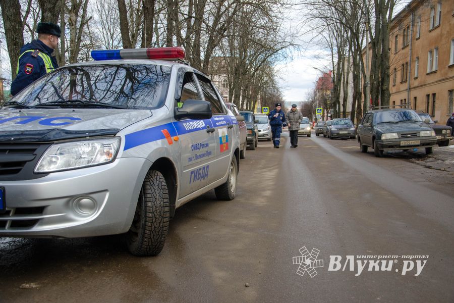 Фотофакт: сотрудники ГИБДД выписывают штрафы 