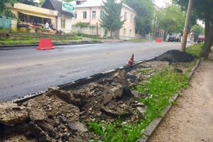 Припаркованные у обочин автомобили вновь мешают ремонту дорог (ФОТО)