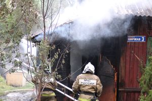 В Великих Луках пожарные тушат барак (ФОТО)