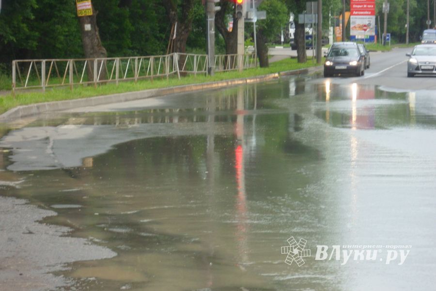 На проспекте Гагарина затопило дорогу (ФОТО)