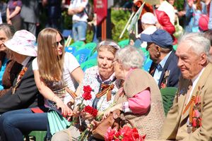 По центральному проспекту Великих Лук прошёл  «Бессмертный полк» (0+) (ФОТО)