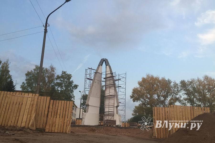 ​В Великих Луках продолжают реконструировать памятник в честь 800-летия города (фото)