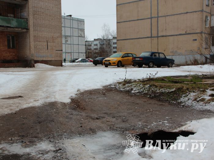 Фотофакт: провал асфальта на Гоголя в Великих Луках