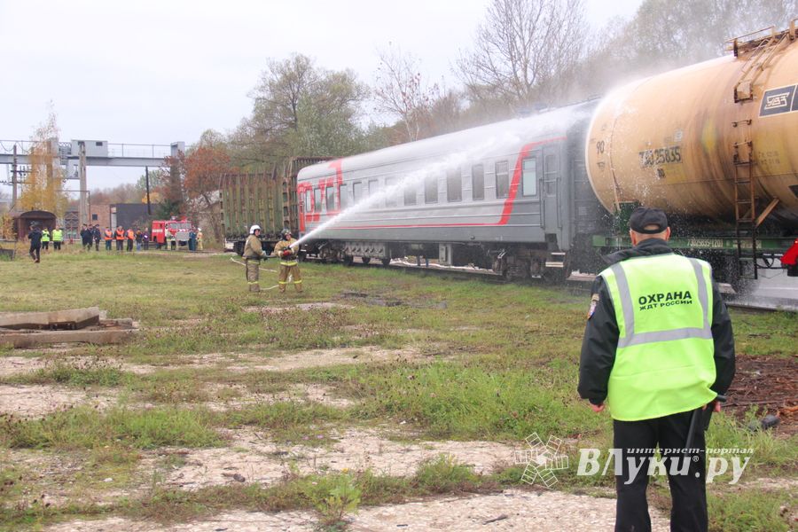 В Великих Луках тушили поезд (ФОТО)