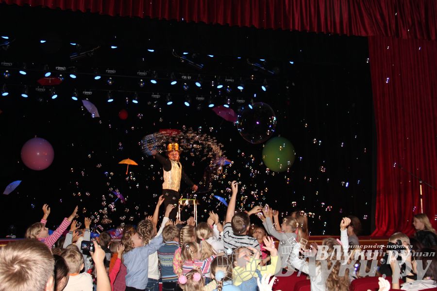 Шоу магических зонтиков и мыльных пузырей увидели юные великолучане