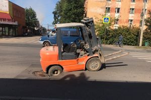 На проспекте Октябрьском провалился асфальт (ФОТО)