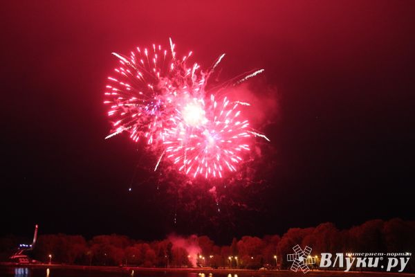 В Великих Луках прогремел праздничный салют в честь Дня Победы (ФОТО)
