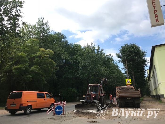 В Великих Луках перерыта дорога (ФОТО)