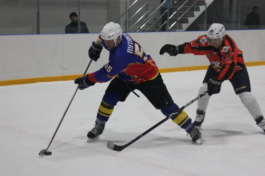 Хоккеисты «ЛукиСпорт» чествуют сразу двух юбиляров (ФОТО)