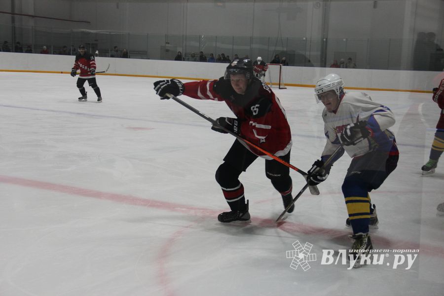 Две великолукские команды хоккеистов одержали победы в домашних матчах (ФОТО)