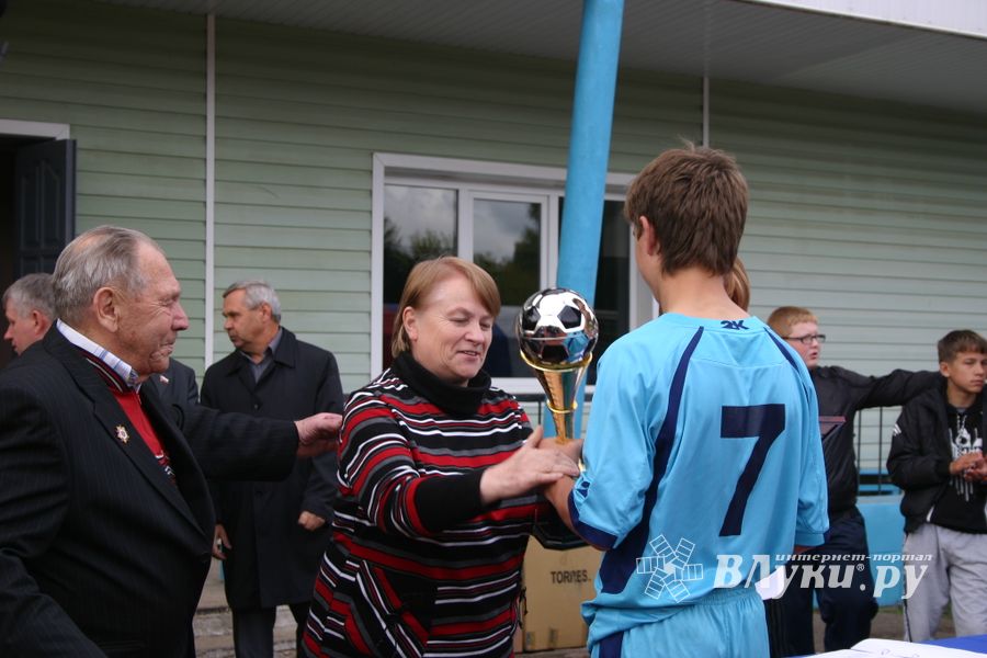 Награждение победителуй турнира по футболу памяти М.Ф. Хренова 