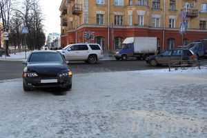 Из-за аварии в центре Великих Лук затруднено движение (фото)