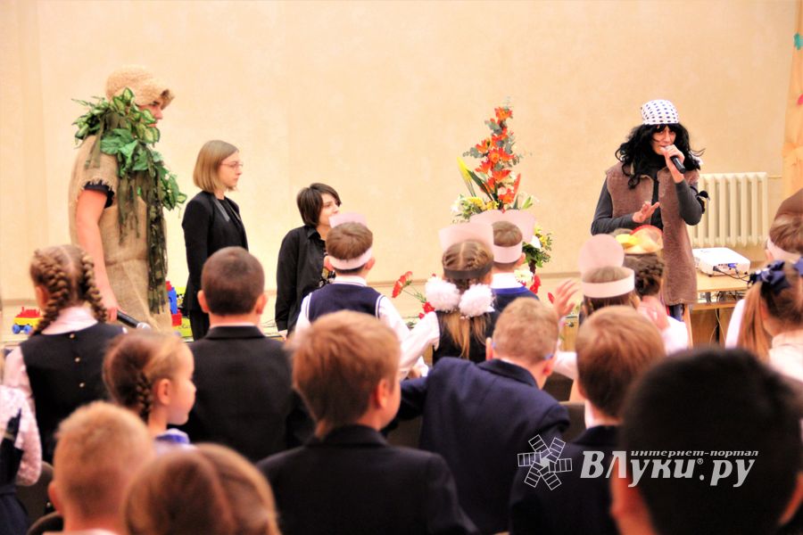 Зачем самых младших учеников 13-й школы испачкали мелом (ФОТО)