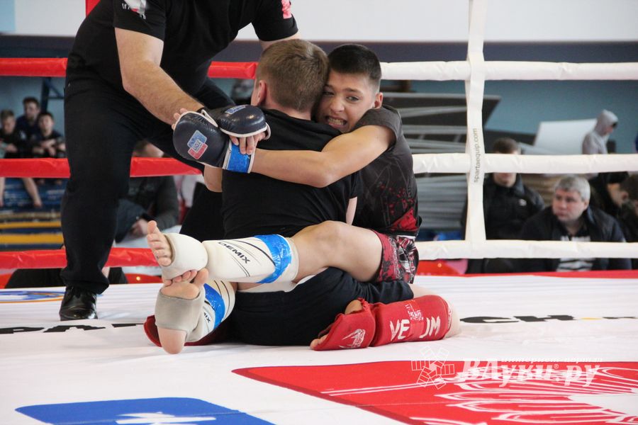 Открытый кубок по смешанному боевому единоборству ММА прошел в Великих Луках (ФОТО)