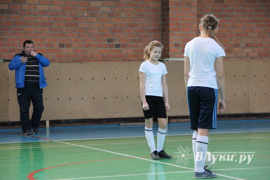 В Великих Луках прошел областной этап по мини-футболу среди девочек (фото)