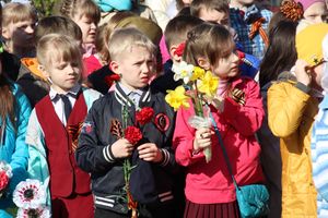Ученики лицея №11 возложили цветы к могилам Братского кладбища (ФОТО)