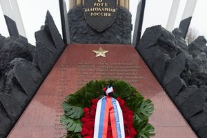 Венок от Президента России Владимира Путина возложили к памятнику 6-ой роте (фото)