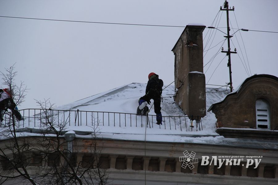 В Великих Луках  уборка снега на высоте...