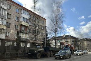 На проспекте Гагарина восстанавливают сбитые автомобилями столбы (ФОТО)