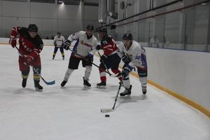 Две великолукские команды хоккеистов одержали победы в домашних матчах (ФОТО)