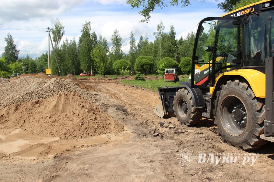 Идёт благоустройство Аллеи памяти 6-й роты в Великих Луках (ФОТО)