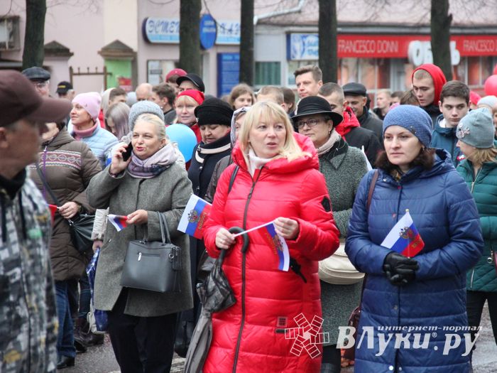 В Великих Луках прошло праздничное шествие (ФОТО)