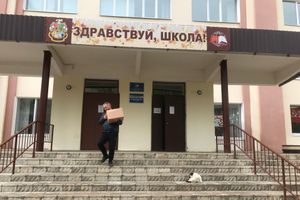 Великолукским школьникам стали раздавать продуктовые наборы (ФОТО)