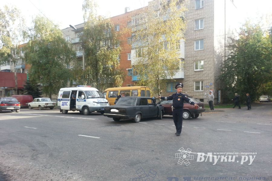 В Великих Луках столкнулись «восьмерка» и «семерка» (ФОТО)