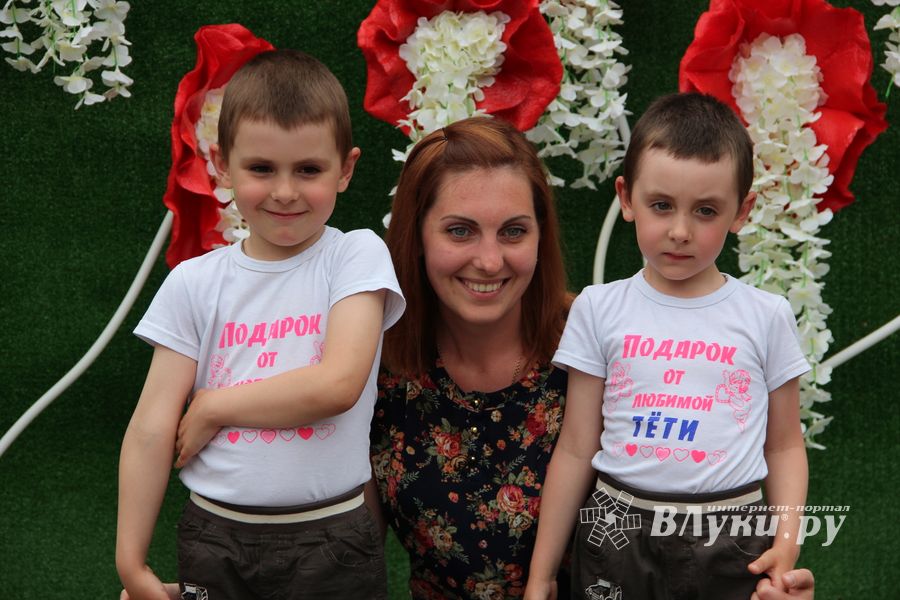 В Великих Луках чествовали близнецов (ФОТО)