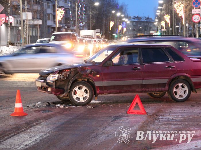 В Великих Луках столкнулись Ауди и ВАЗ (ФОТО)