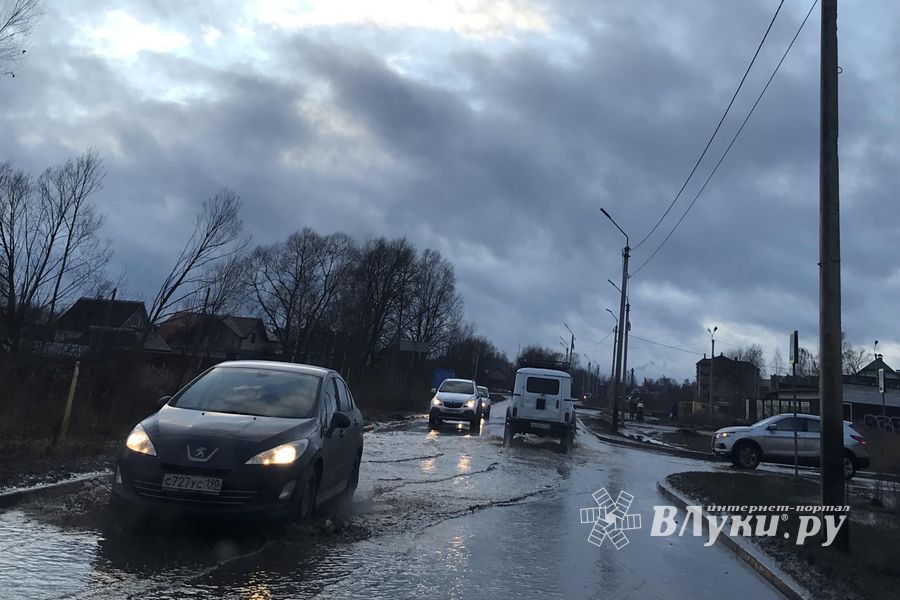 На улице Гражданской прорвало трубу (ФОТО; ВИДЕО)