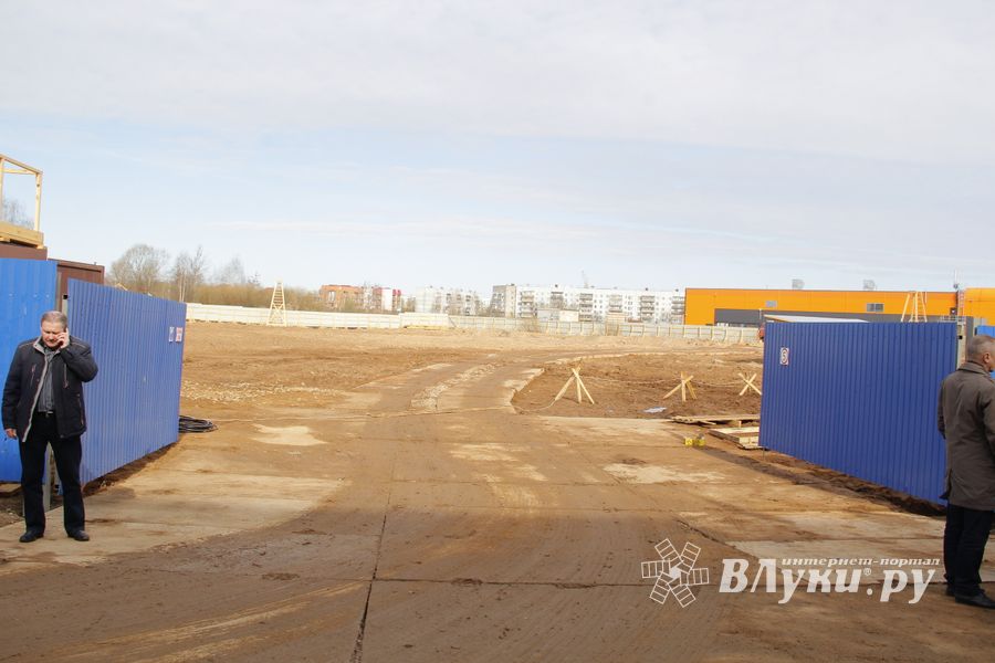 На стройплощадке нового физкультурного комплекса завершена разработка котлована под здание ледового катка