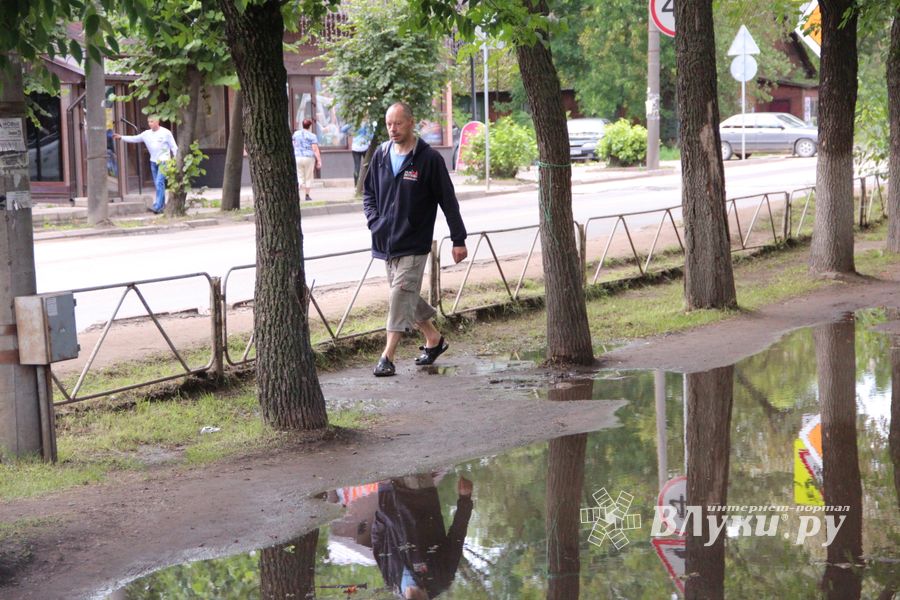 Мечта великолучан: по городу в чистой обуви (ФОТО)