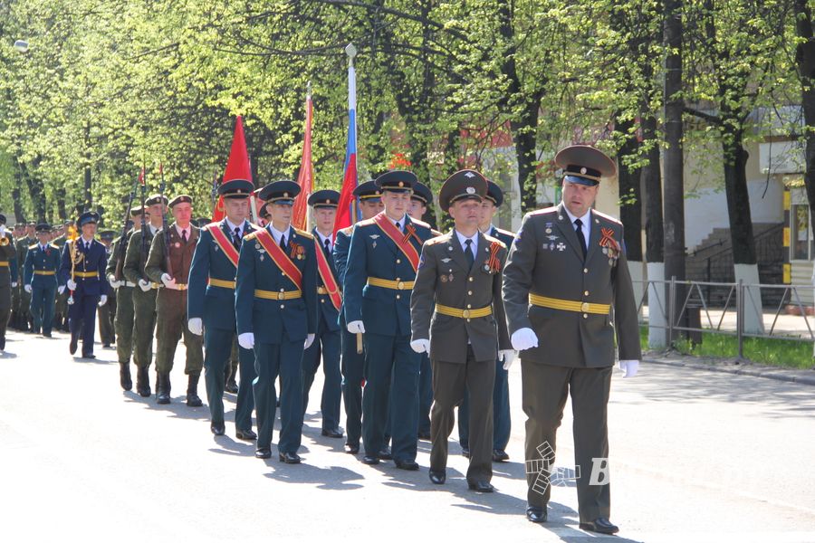 9 мая в Великих Луках. Шествие и салют