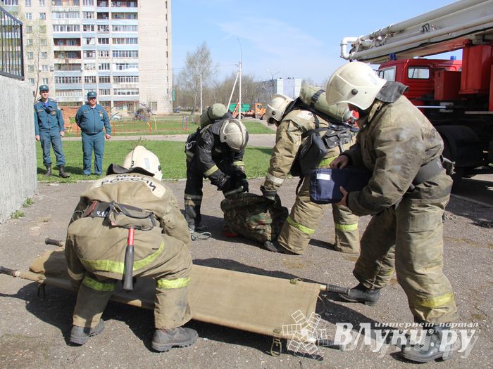 В Великих Луках прошли соревнования пожарных расчетов