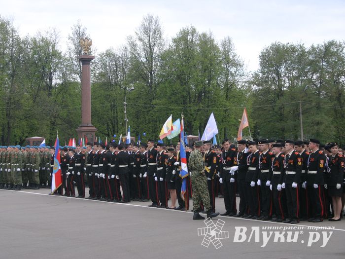 В Великих Луках прошел Военный парад