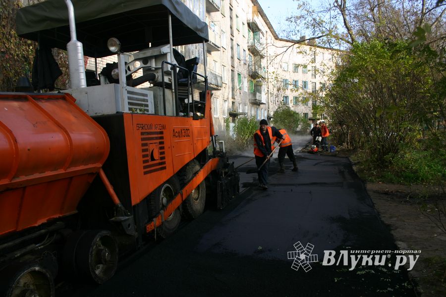 Глава администрации проследил за ходом ремонта дворовых территорий