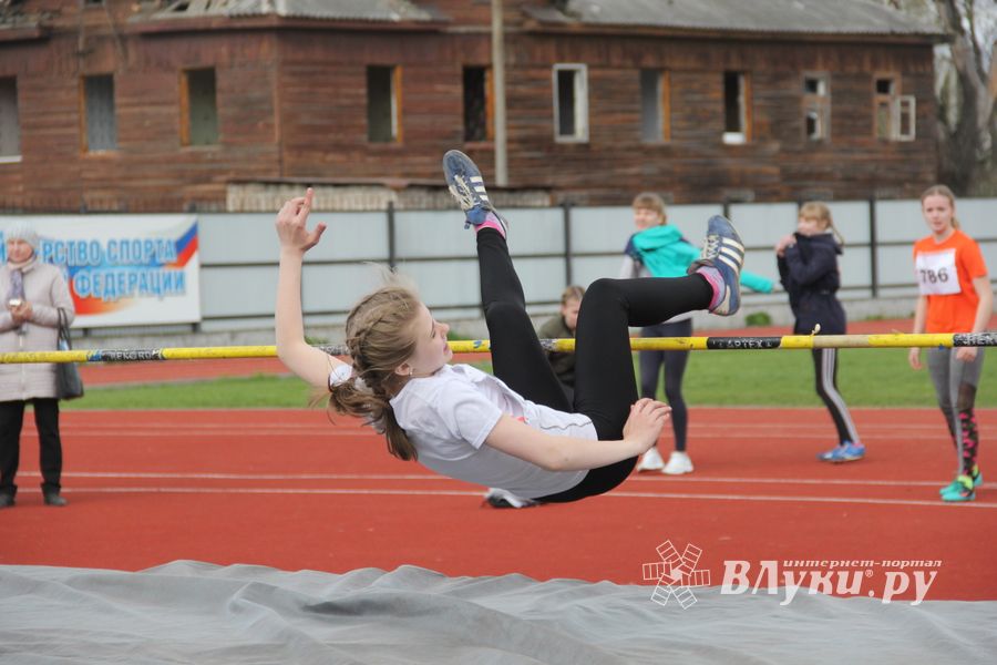 В Великих Луках проходят соревнования «Шиповка юных» (ФОТО)