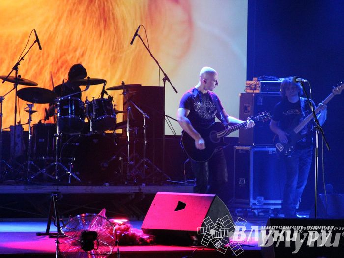 В Великих Луках состоялся концерт Дениса Майданова